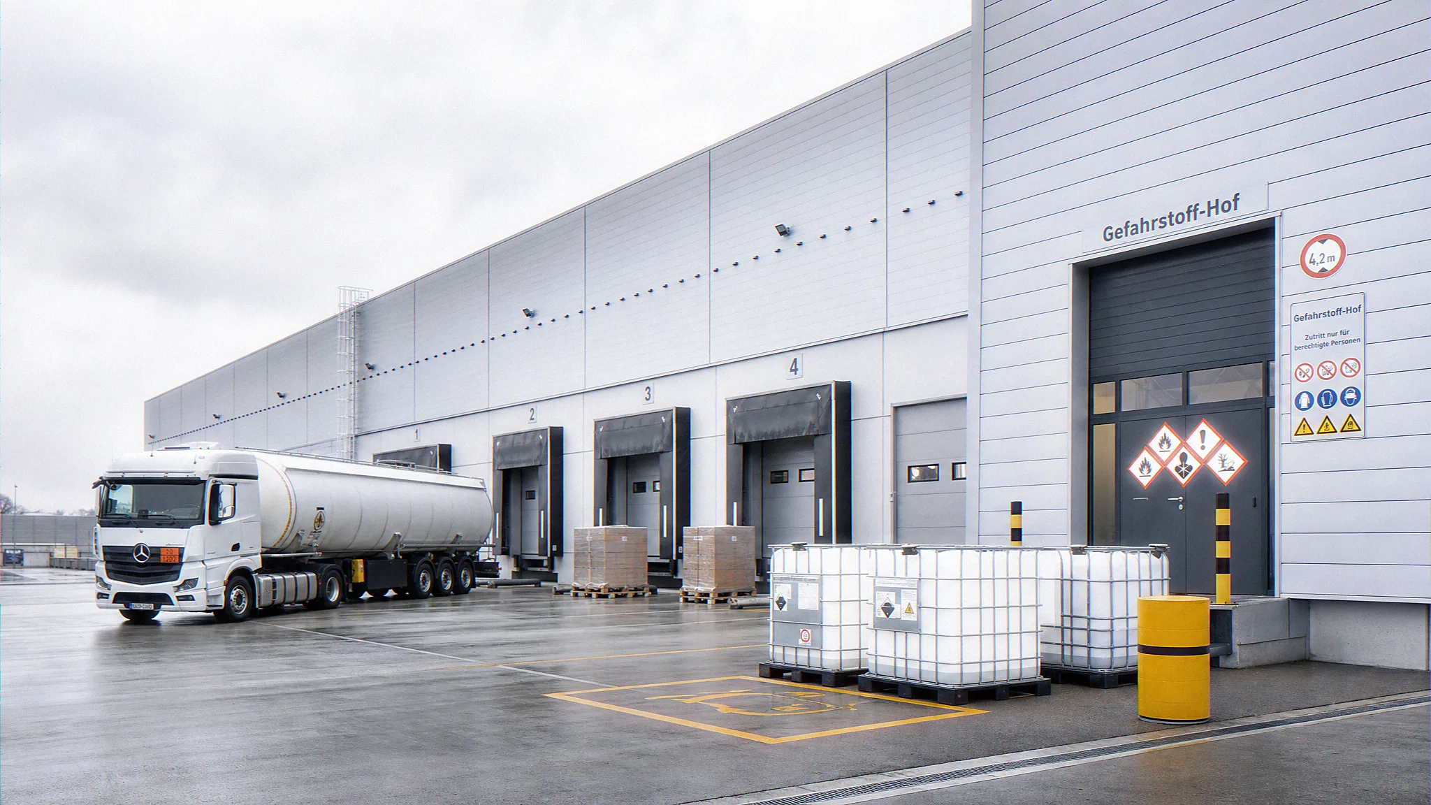 Logistikzentrum mit BImSchG-pflichtiger Gefahrstoff-Lagerung: IBC-Container am Lkw-Dock, Hazmat-Beschilderung und Sicherheitsbolzen im Außenhof