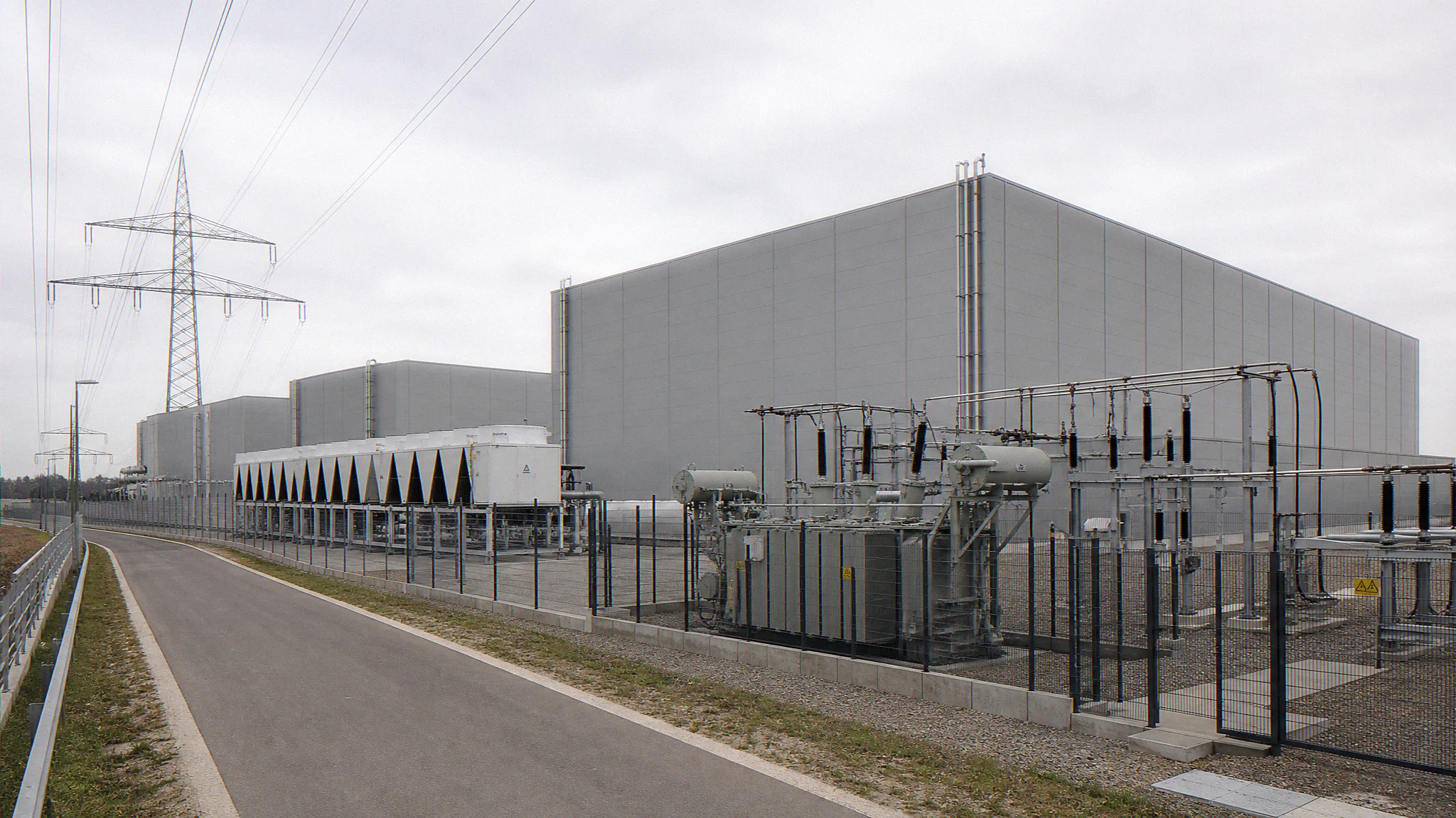Hyperscale-Rechenzentrums-Campus in Deutschland mit drei DC-Hallen, Umspannwerk und 380-kV-Hochspannungstrasse